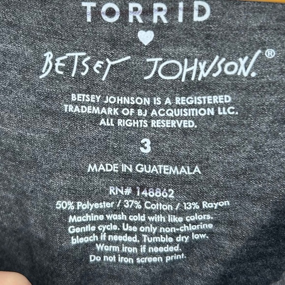 NWOT Torrid x Betsey Johnson Flower Crown Skull with Sunglasses Graphic Tee Sz 3 - Picture 7 of 7